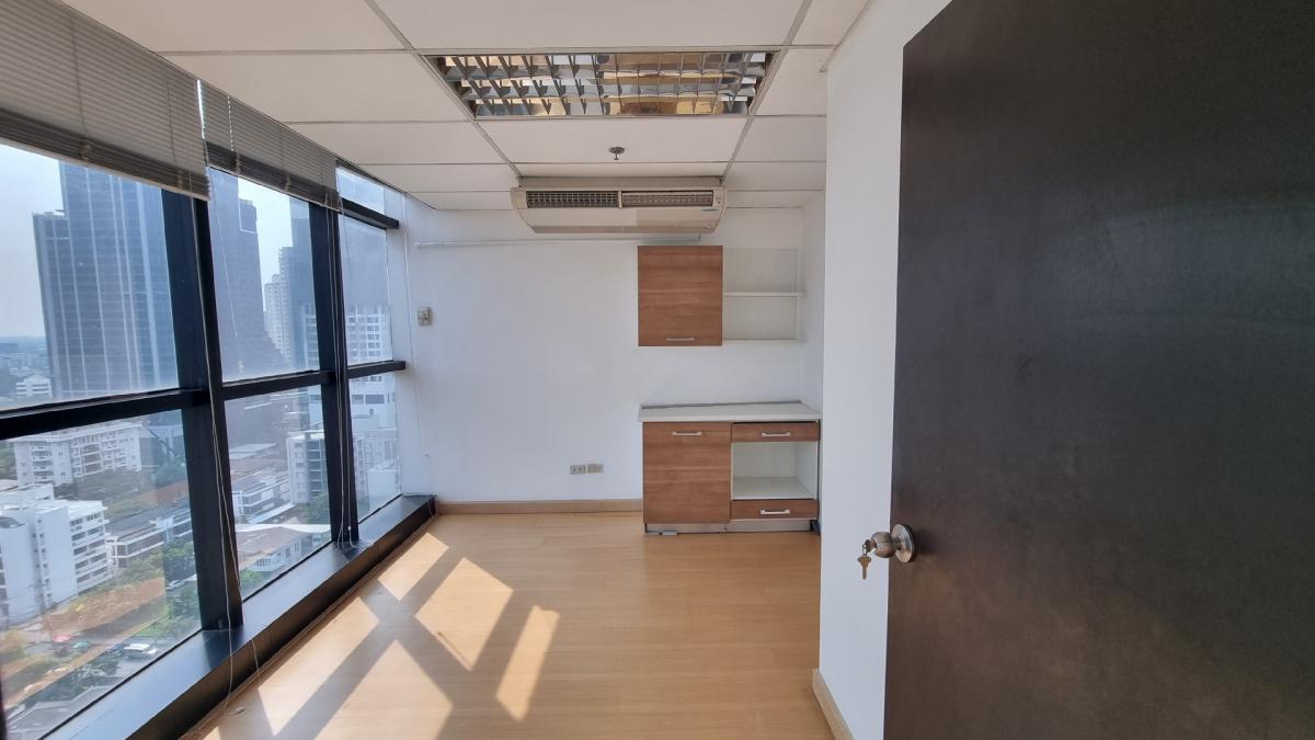 For RentOfficeSukhumvit, Asoke, Thonglor : Office for rent near BTS Ekkamai, Floor 18th 100SQM, ceiling height 2.7m The bathroom is used with the central.