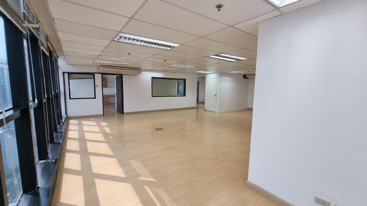 For RentOfficeSukhumvit, Asoke, Thonglor : Office for rent near BTS Ekkamai, Floor 18th 100SQM, ceiling height 2.7m The bathroom is used with the central.