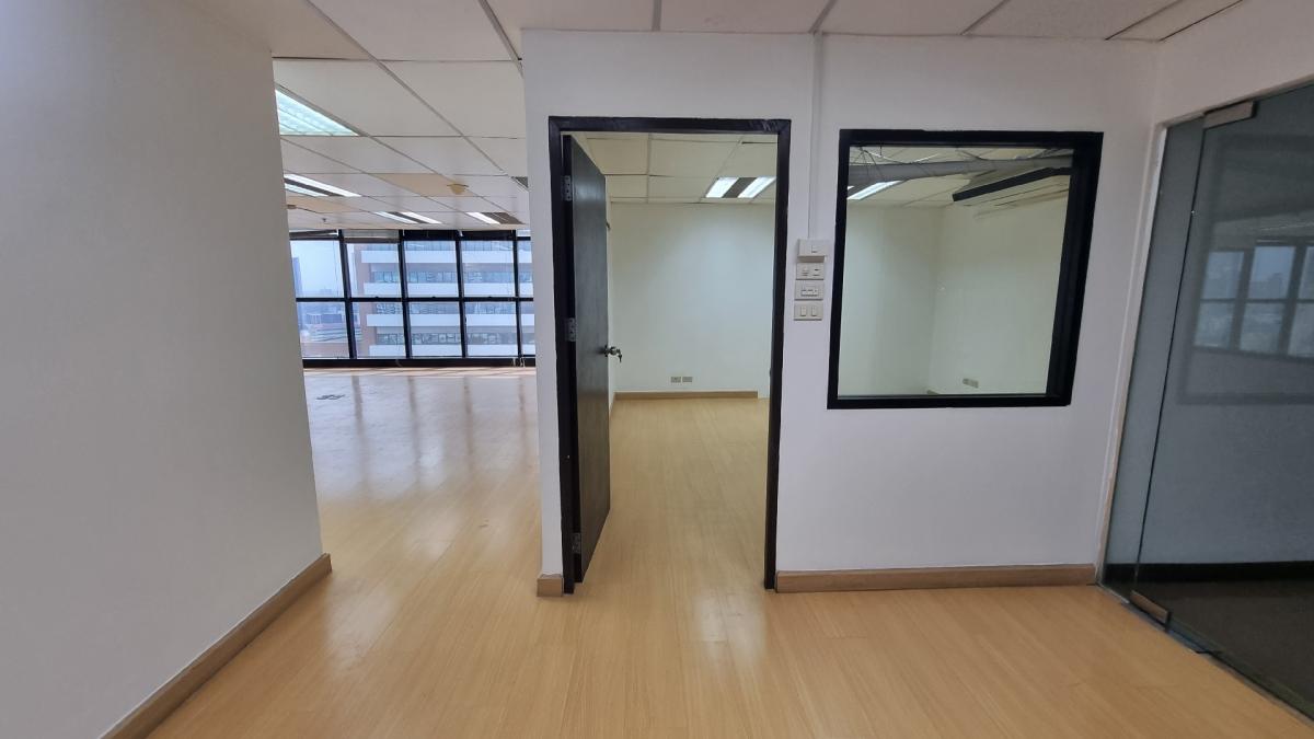 For RentOfficeSukhumvit, Asoke, Thonglor : Office for rent near BTS Ekkamai, Floor 18th 100SQM, ceiling height 2.7m The bathroom is used with the central.