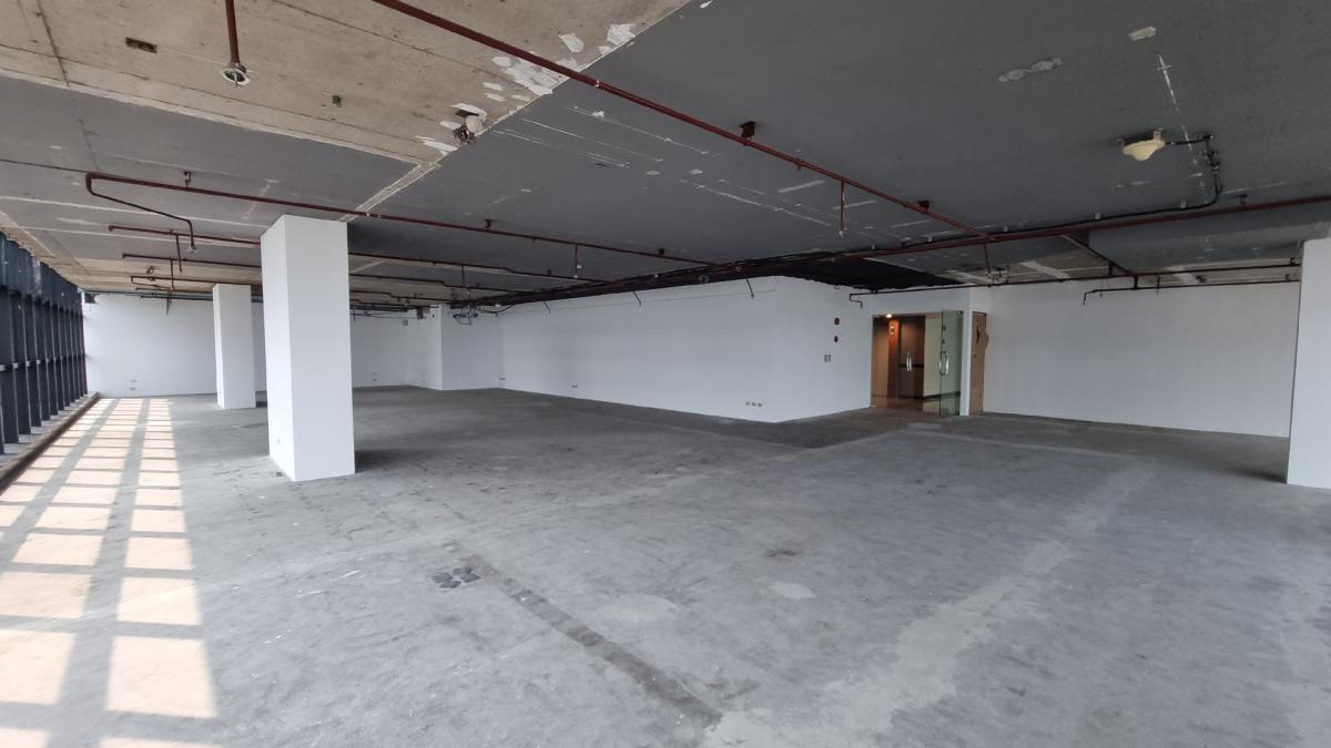 For RentOfficeSukhumvit, Asoke, Thonglor : Office for rent near BTS Ekkamai, 17th floor, 300SQM, a 2.9M high ceiling. The bathroom is used with the central.