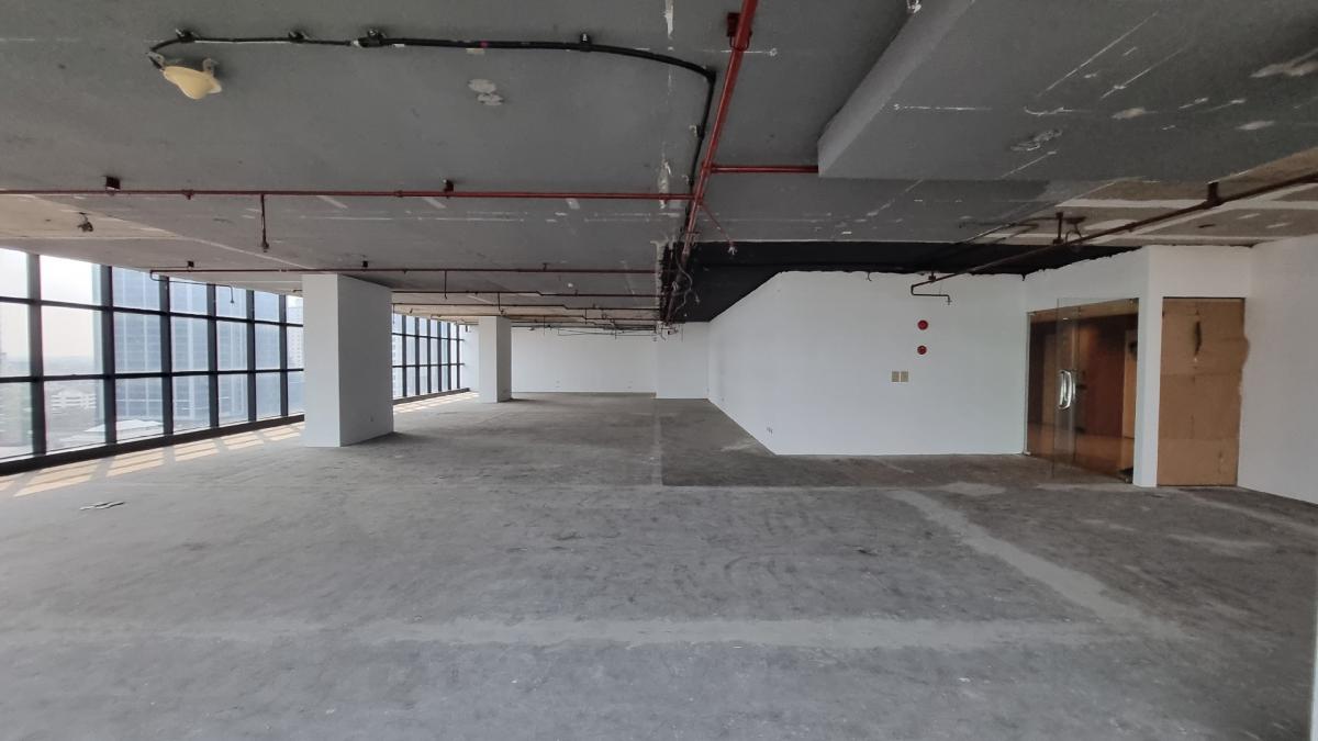 For RentOfficeSukhumvit, Asoke, Thonglor : Office for rent near BTS Ekkamai, 17th floor, 300SQM, a 2.9M high ceiling. The bathroom is used with the central.