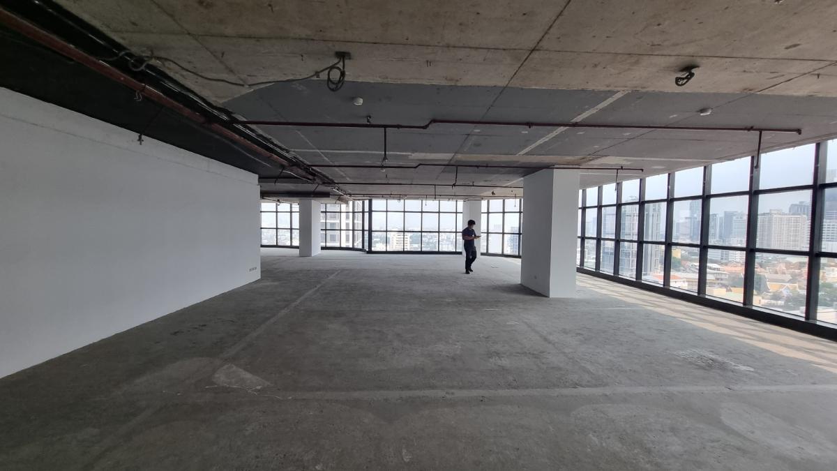 For RentOfficeSukhumvit, Asoke, Thonglor : Office for rent near BTS Ekkamai, 17th floor, 300SQM, a 2.9M high ceiling. The bathroom is used with the central.