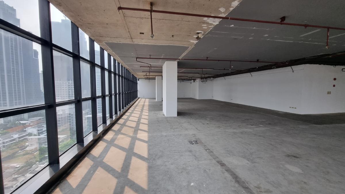 For RentOfficeSukhumvit, Asoke, Thonglor : Office for rent near BTS Ekkamai, 17th floor, 300SQM, a 2.9M high ceiling. The bathroom is used with the central.