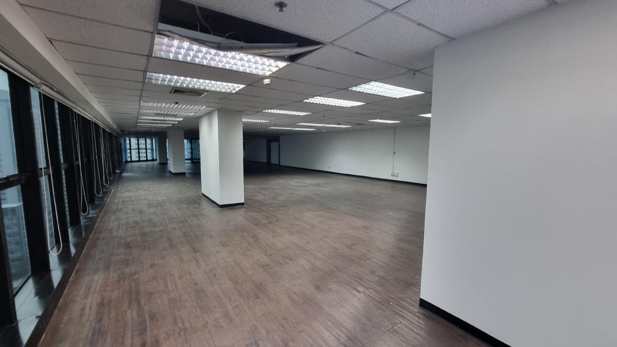 For RentOfficeSukhumvit, Asoke, Thonglor : Office for rent near BTS Ekkamai, 16th floor 450SQM, ceiling height 2.4m, private bathroom