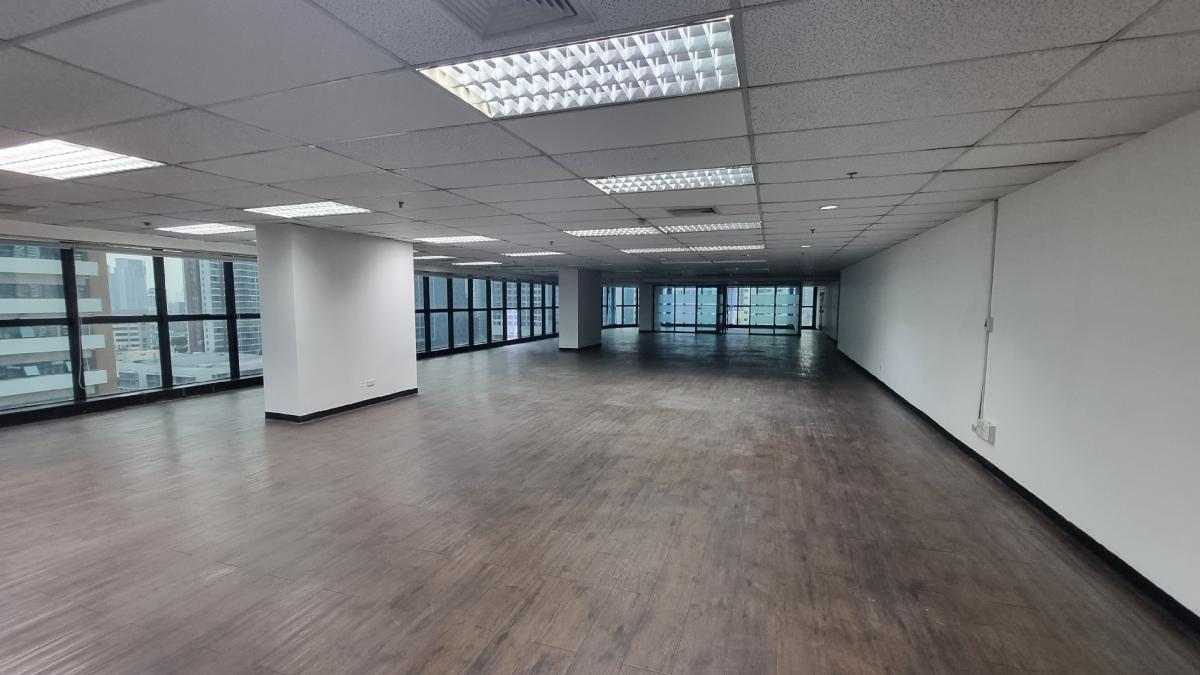 For RentOfficeSukhumvit, Asoke, Thonglor : Office for rent near BTS Ekkamai, 16th floor 450SQM, ceiling height 2.4m, private bathroom