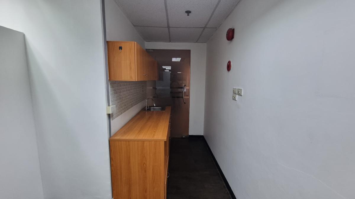 For RentOfficeSukhumvit, Asoke, Thonglor : Office for rent near BTS Ekkamai, 16th floor 450SQM, ceiling height 2.4m, private bathroom