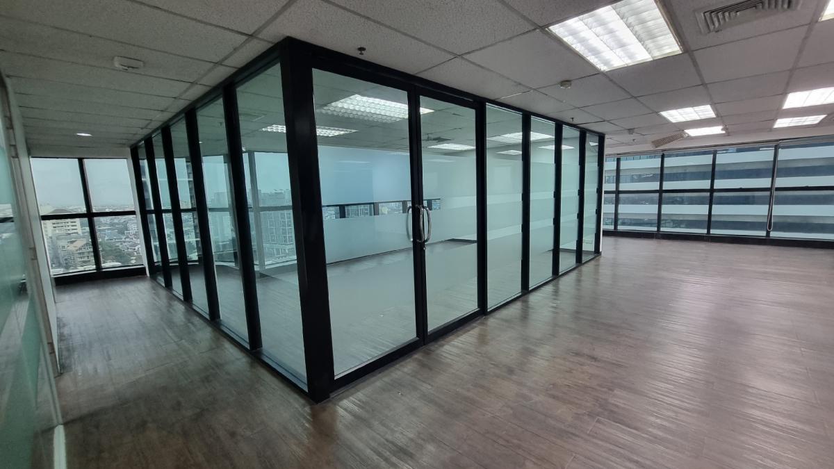 For RentOfficeSukhumvit, Asoke, Thonglor : Office for rent near BTS Ekkamai, 16th floor 450SQM, ceiling height 2.4m, private bathroom