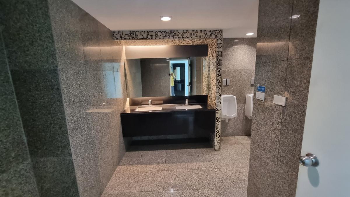 For RentOfficeSukhumvit, Asoke, Thonglor : Office for rent near BTS Ekkamai, 16th floor 450SQM, ceiling height 2.4m, private bathroom