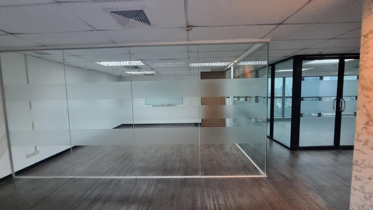 For RentOfficeSukhumvit, Asoke, Thonglor : Office for rent near BTS Ekkamai, 16th floor 450SQM, ceiling height 2.4m, private bathroom