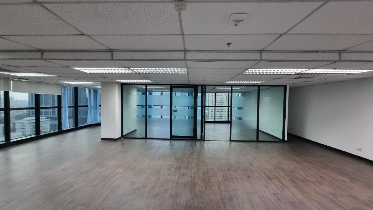 For RentOfficeSukhumvit, Asoke, Thonglor : Office for rent near BTS Ekkamai, 16th floor 450SQM, ceiling height 2.4m, private bathroom