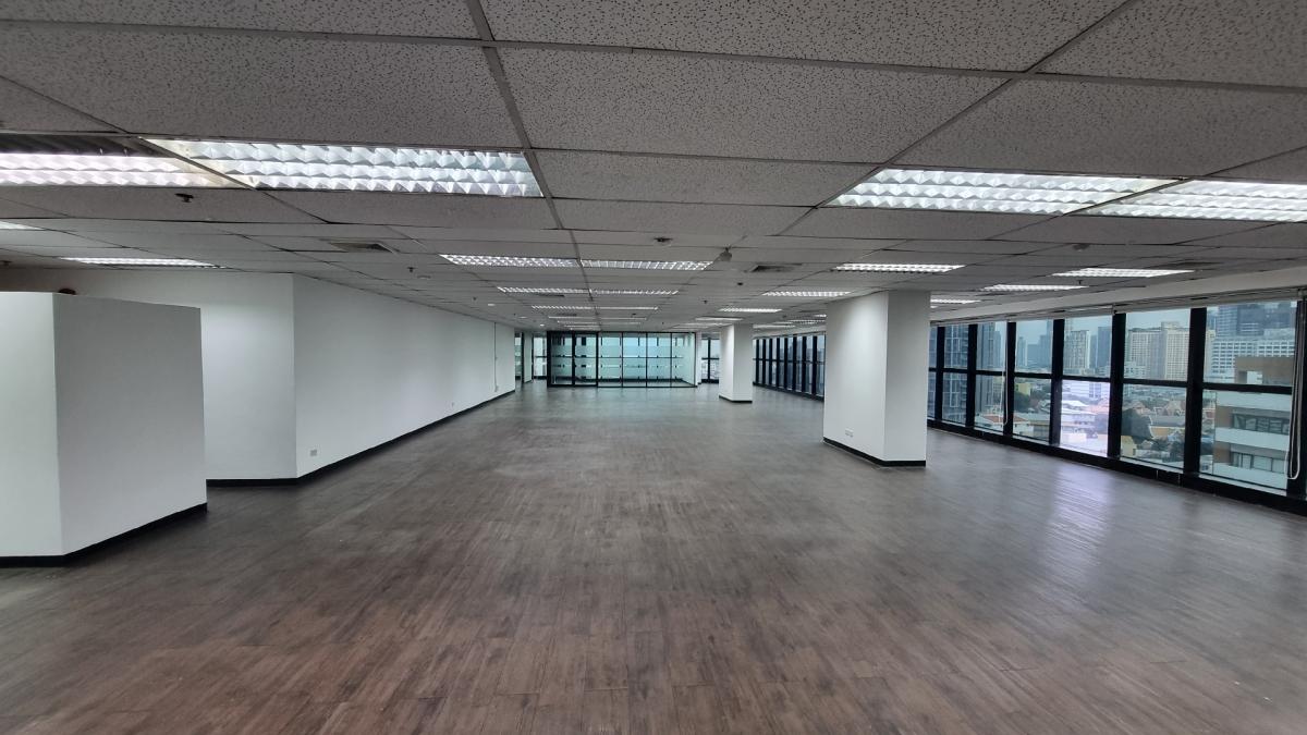 For RentOfficeSukhumvit, Asoke, Thonglor : Office for rent near BTS Ekkamai, 16th floor 450SQM, ceiling height 2.4m, private bathroom