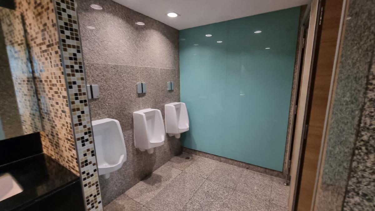 For RentOfficeSukhumvit, Asoke, Thonglor : Office for rent near BTS Ekkamai, 16th floor 450SQM, ceiling height 2.4m, private bathroom