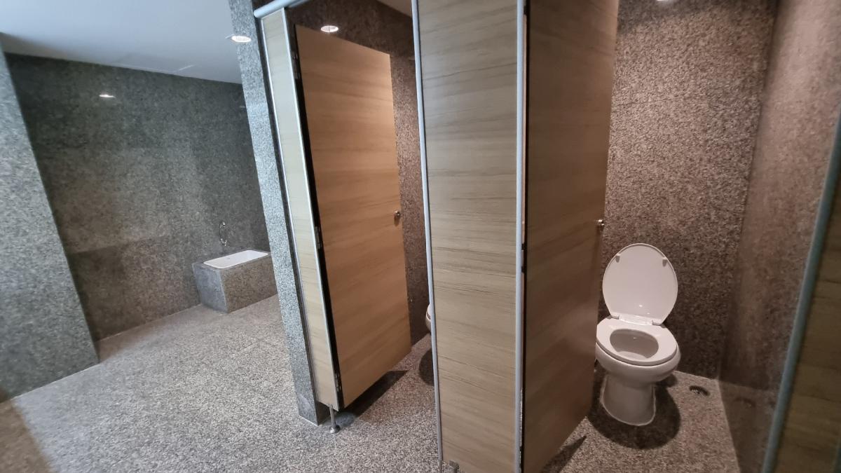 For RentOfficeSukhumvit, Asoke, Thonglor : Office for rent near BTS Ekkamai, 25th floor, 450SQM. Renovated fully furnished