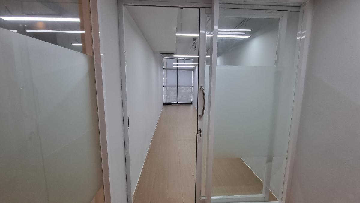 For RentOfficeSukhumvit, Asoke, Thonglor : Office for rent near BTS Ekkamai, 25th floor, 450SQM. Renovated fully furnished