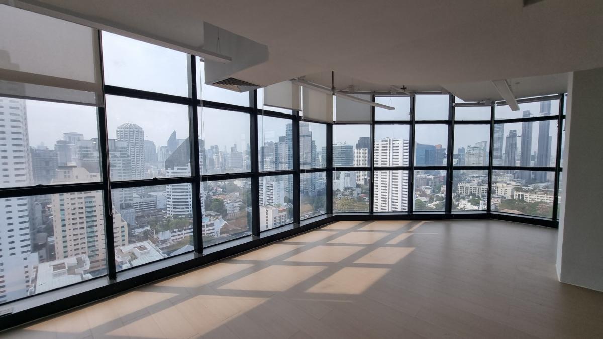 For RentOfficeSukhumvit, Asoke, Thonglor : Office for rent near BTS Ekkamai, 25th floor, 450SQM. Renovated fully furnished