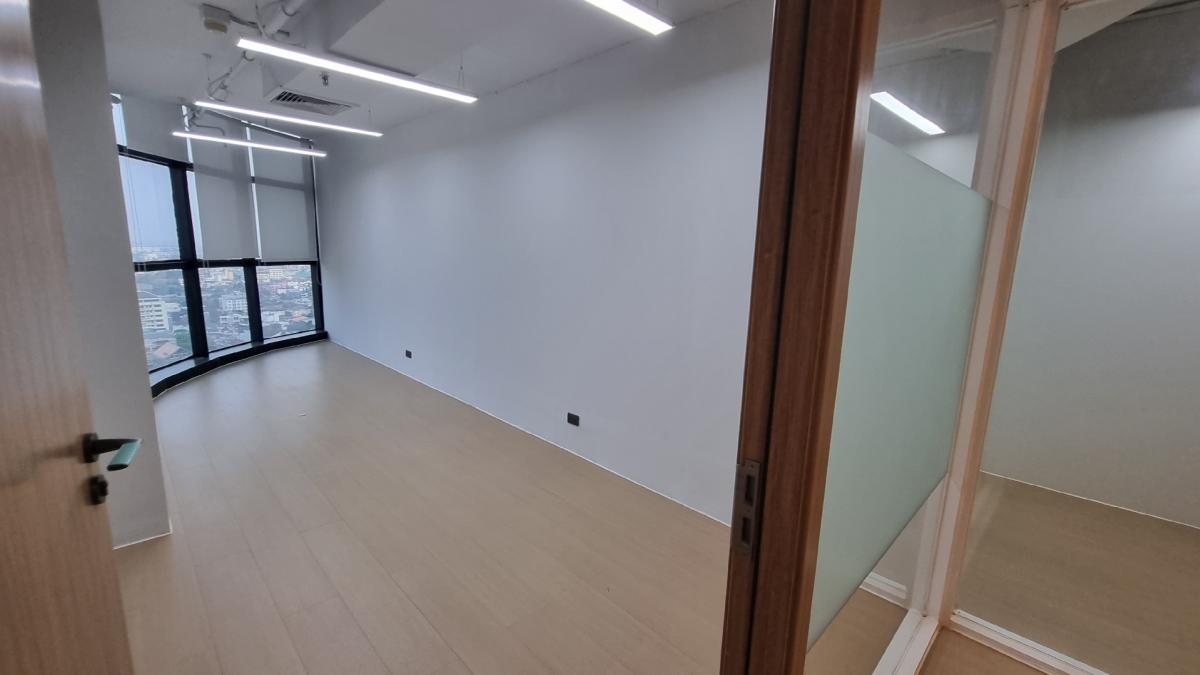 For RentOfficeSukhumvit, Asoke, Thonglor : Office for rent near BTS Ekkamai, 25th floor, 450SQM. Renovated fully furnished