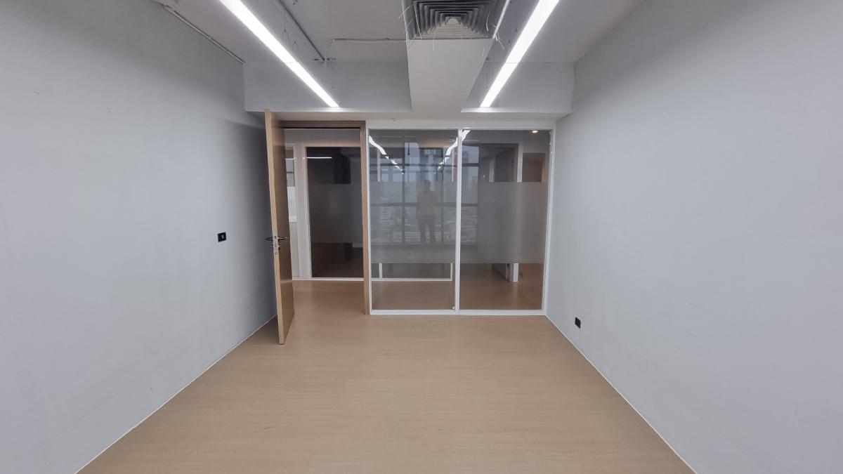 For RentOfficeSukhumvit, Asoke, Thonglor : Office for rent near BTS Ekkamai, 25th floor, 450SQM. Renovated fully furnished