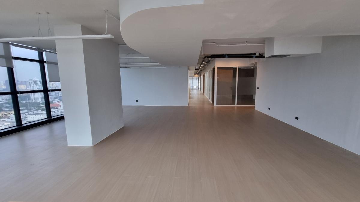 For RentOfficeSukhumvit, Asoke, Thonglor : Office for rent near BTS Ekkamai, 25th floor, 450SQM. Renovated fully furnished