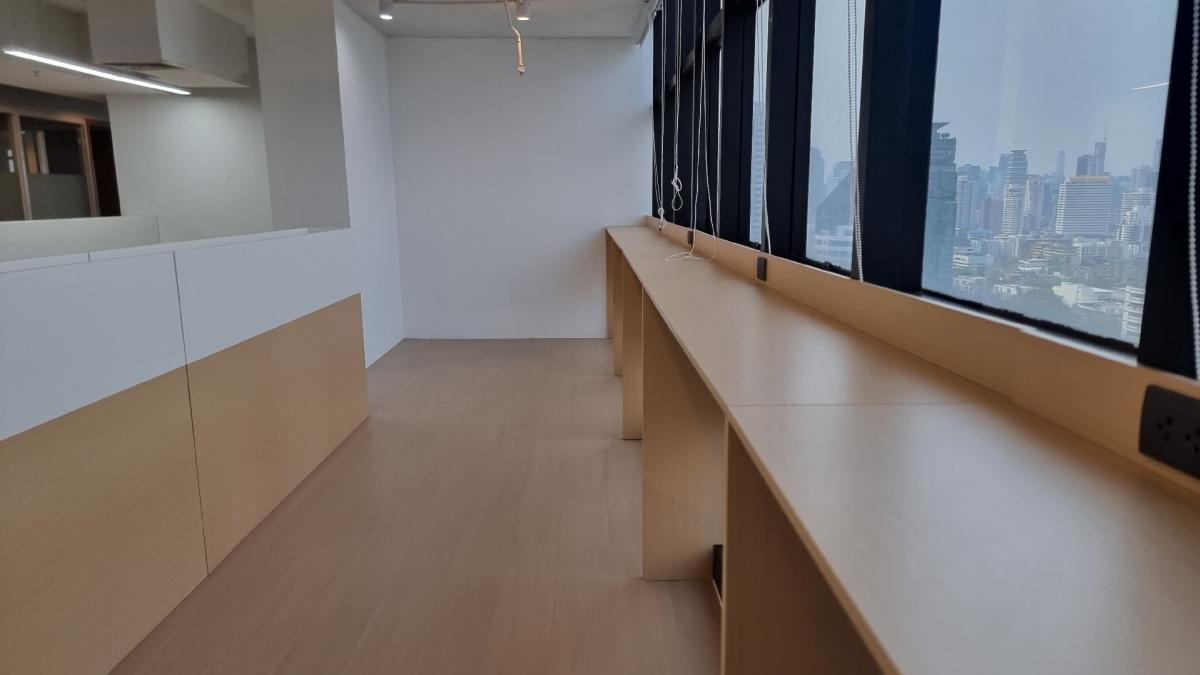 For RentOfficeSukhumvit, Asoke, Thonglor : Office for rent near BTS Ekkamai, 25th floor, 450SQM. Renovated fully furnished