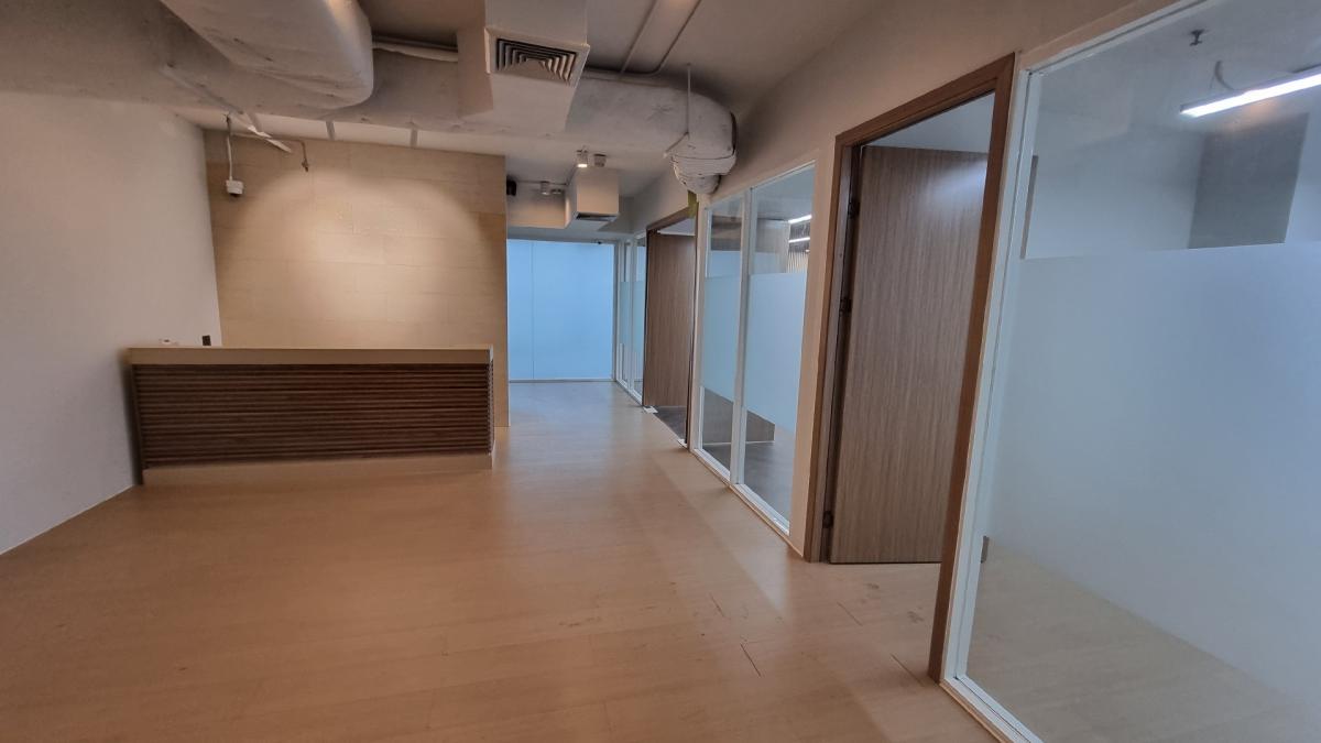 For RentOfficeSukhumvit, Asoke, Thonglor : Office for rent near BTS Ekkamai, 25th floor, 450SQM. Renovated fully furnished
