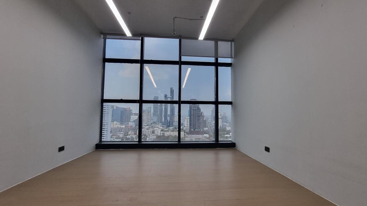 For RentOfficeSukhumvit, Asoke, Thonglor : Office for rent near BTS Ekkamai, 25th floor, 450SQM. Renovated fully furnished