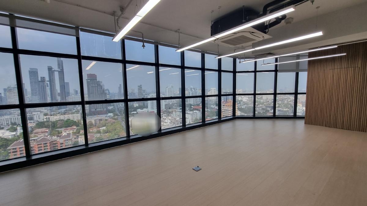 For RentOfficeSukhumvit, Asoke, Thonglor : Office for rent near BTS Ekkamai, 25th floor, 450SQM. Renovated fully furnished