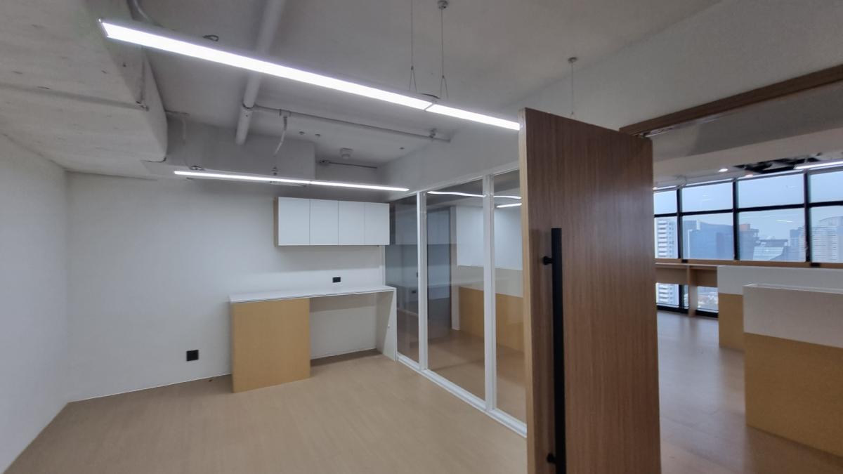 For RentOfficeSukhumvit, Asoke, Thonglor : Office for rent near BTS Ekkamai, 25th floor, 450SQM. Renovated fully furnished