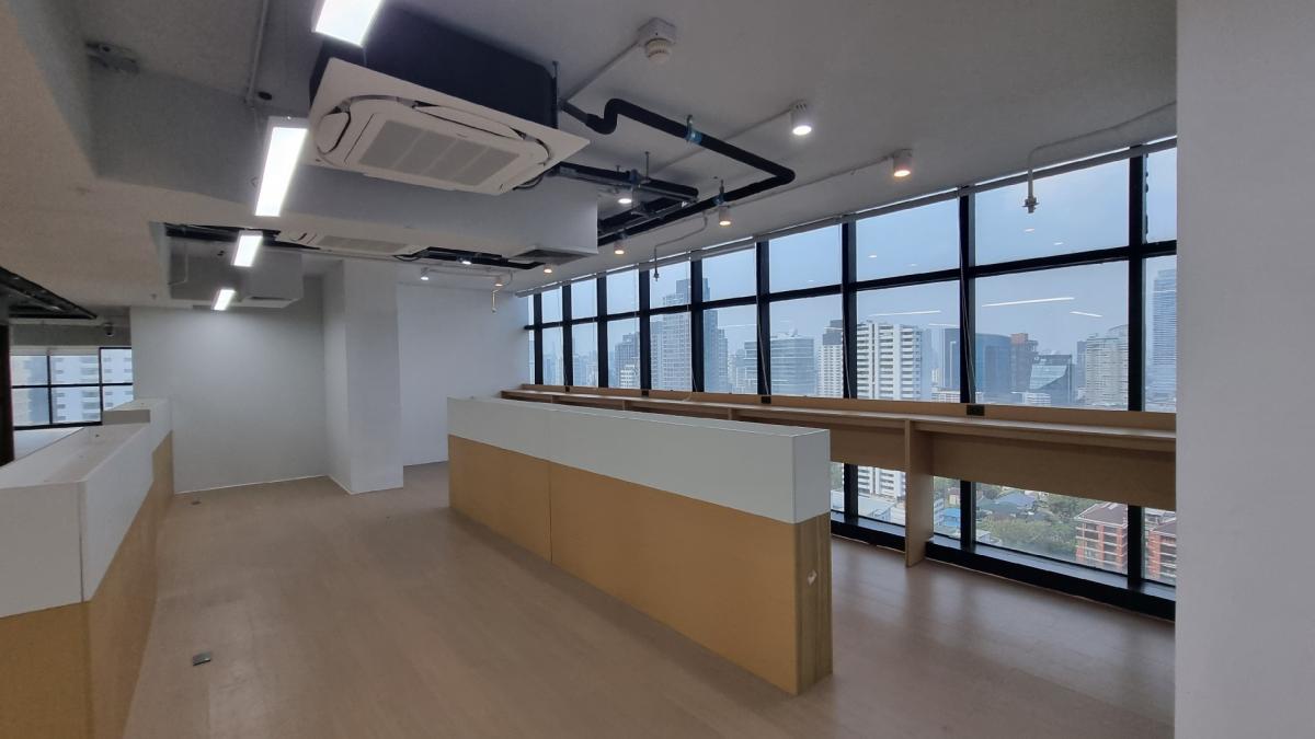 For RentOfficeSukhumvit, Asoke, Thonglor : Office for rent near BTS Ekkamai, 25th floor, 450SQM. Renovated fully furnished