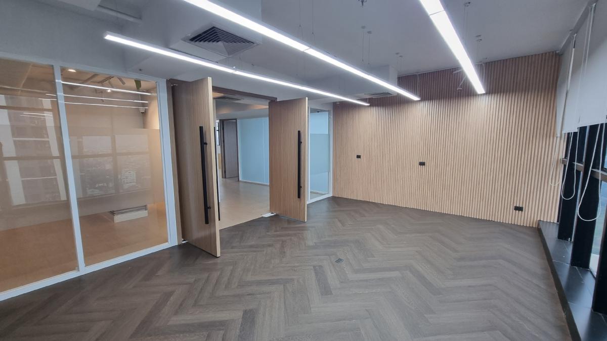 For RentOfficeSukhumvit, Asoke, Thonglor : Office for rent near BTS Ekkamai, 25th floor, 450SQM. Renovated fully furnished