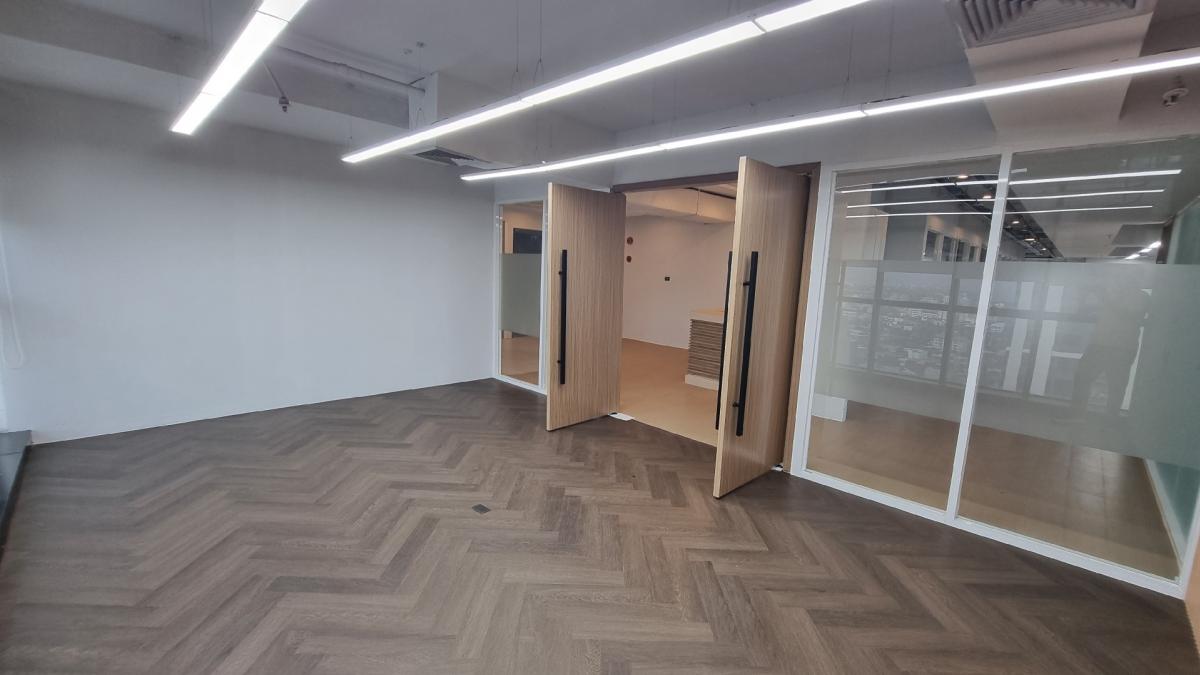 For RentOfficeSukhumvit, Asoke, Thonglor : Office for rent near BTS Ekkamai, 25th floor, 450SQM. Renovated fully furnished
