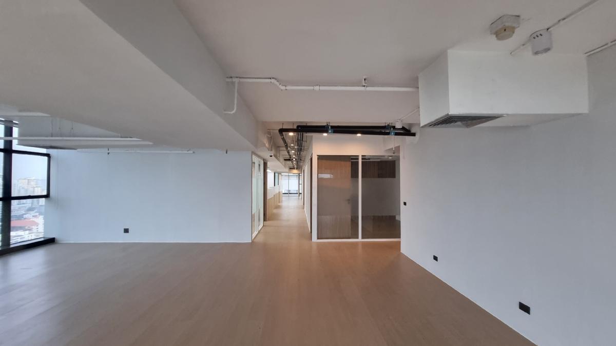 For RentOfficeSukhumvit, Asoke, Thonglor : Office for rent near BTS Ekkamai, 25th floor, 450SQM. Renovated fully furnished