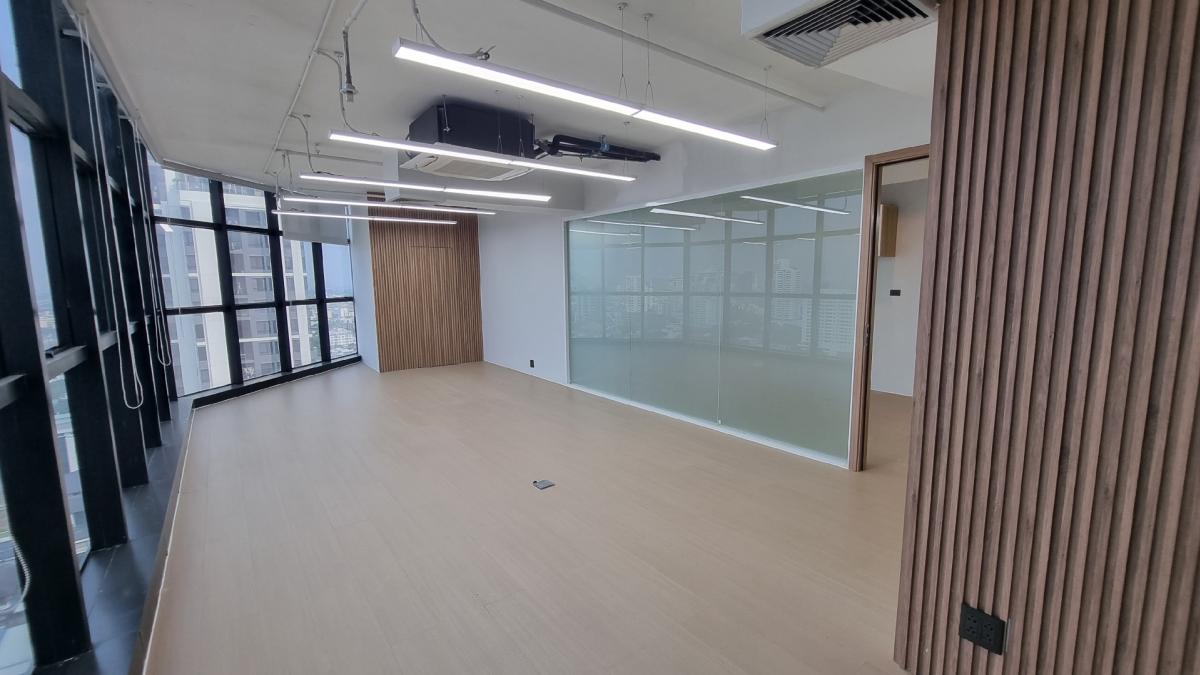 For RentOfficeSukhumvit, Asoke, Thonglor : Office for rent near BTS Ekkamai, 25th floor, 450SQM. Renovated fully furnished