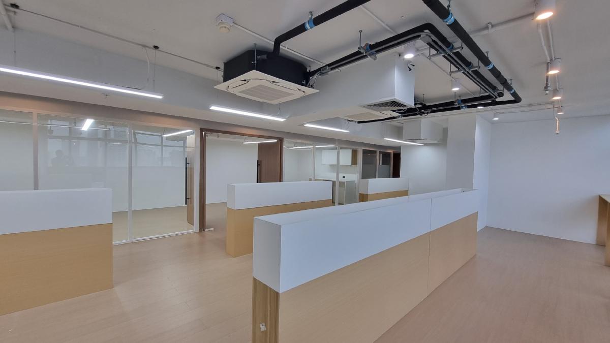 For RentOfficeSukhumvit, Asoke, Thonglor : Office for rent near BTS Ekkamai, 25th floor, 450SQM. Renovated fully furnished