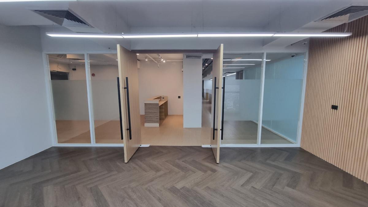 For RentOfficeSukhumvit, Asoke, Thonglor : Office for rent near BTS Ekkamai, 25th floor, 450SQM. Renovated fully furnished