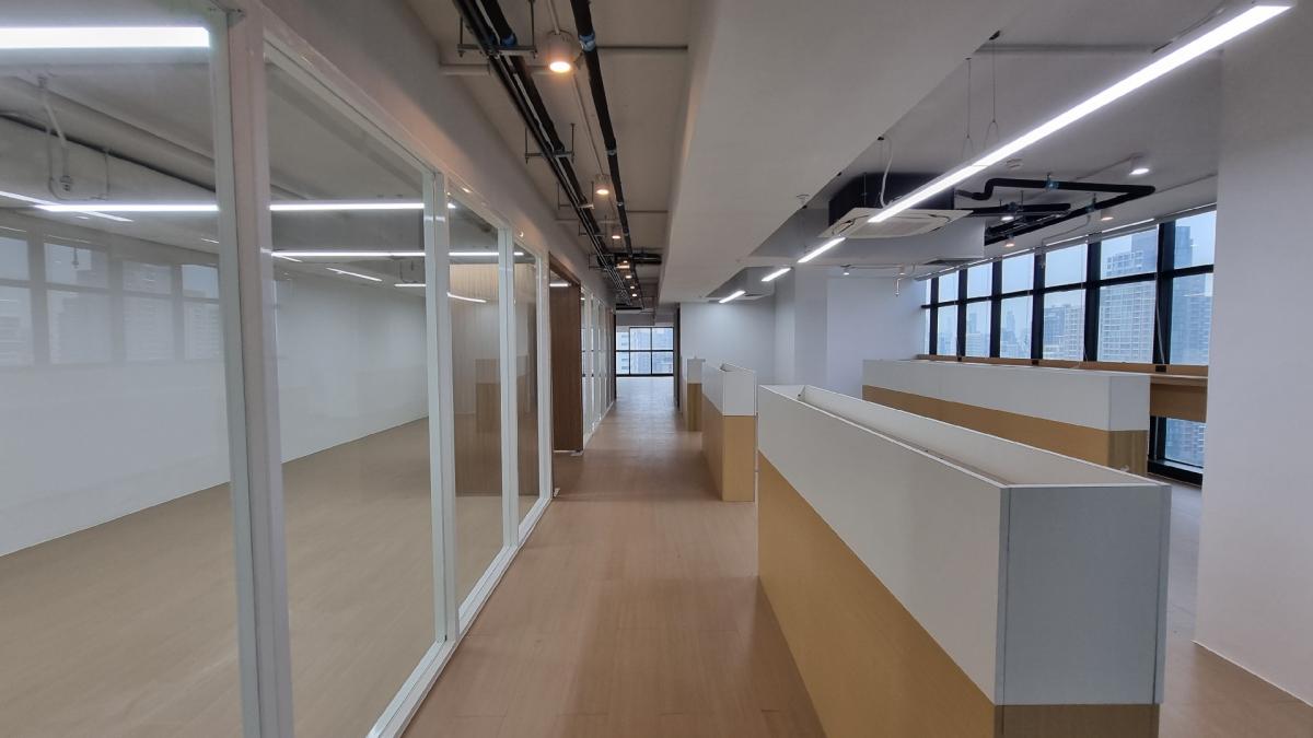 For RentOfficeSukhumvit, Asoke, Thonglor : Office for rent near BTS Ekkamai, 25th floor, 450SQM. Renovated fully furnished