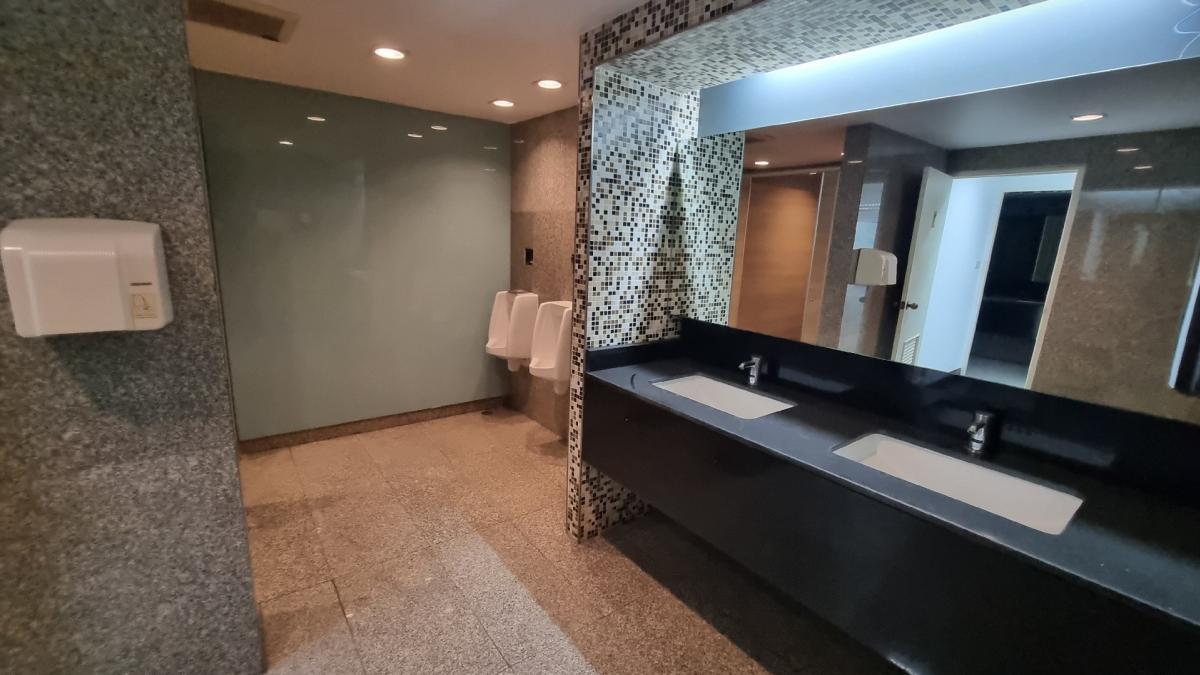 For RentOfficeSukhumvit, Asoke, Thonglor : Office for rent, near BTS Ekkamai, 24th, 240SQM, a 2.4M ceiling high, private bathroom