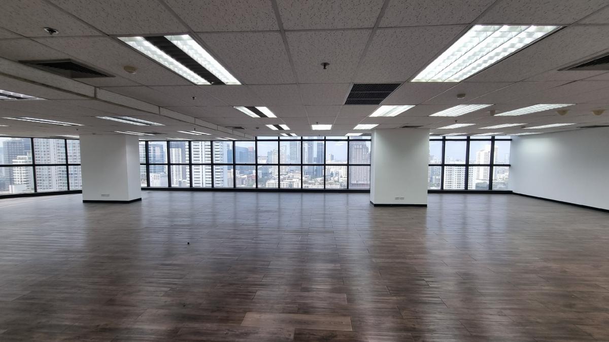 For RentOfficeSukhumvit, Asoke, Thonglor : Office for rent, near BTS Ekkamai, 24th, 240SQM, a 2.4M ceiling high, private bathroom