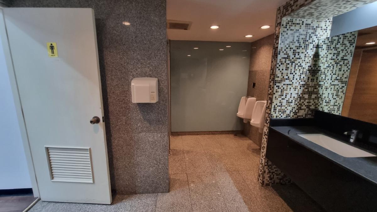 For RentOfficeSukhumvit, Asoke, Thonglor : Office for rent, near BTS Ekkamai, 24th, 240SQM, a 2.4M ceiling high, private bathroom