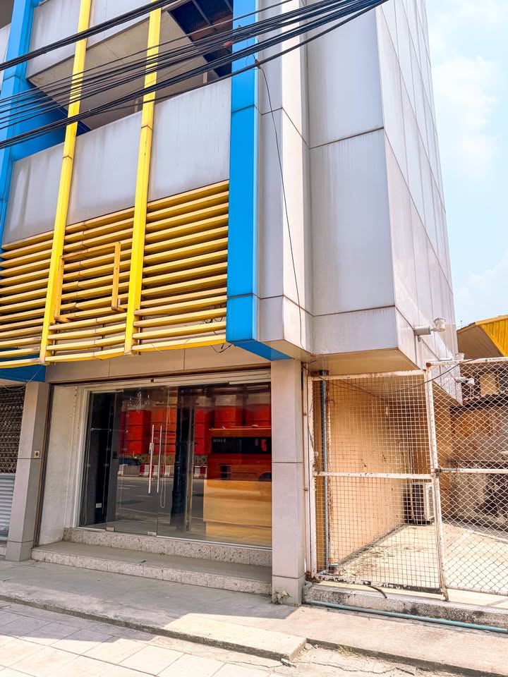 For RentShop HouseWongwianyai, Charoennakor : Rent a 4 -story commercial building, plus parking! Next to the main road and BTS Wongwian Yai
