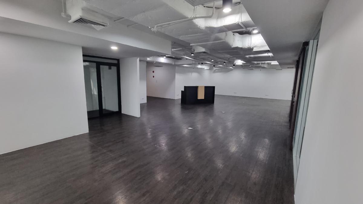 For RentOfficeSukhumvit, Asoke, Thonglor : Office for rent near BTS Ekkamai, Floor 14TH 220SQM. No bathroom in the ceiling 3M