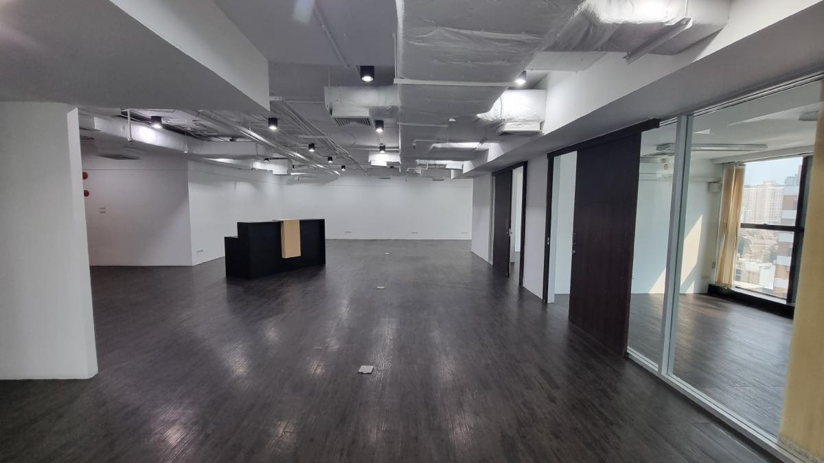 For RentOfficeSukhumvit, Asoke, Thonglor : Office for rent near BTS Ekkamai, Floor 14TH 220SQM. No bathroom in the ceiling 3M
