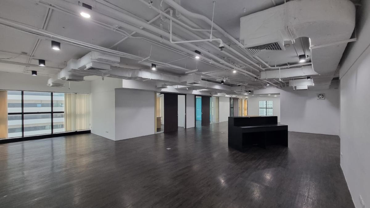 For RentOfficeSukhumvit, Asoke, Thonglor : Office for rent near BTS Ekkamai, Floor 14TH 220SQM. No bathroom in the ceiling 3M
