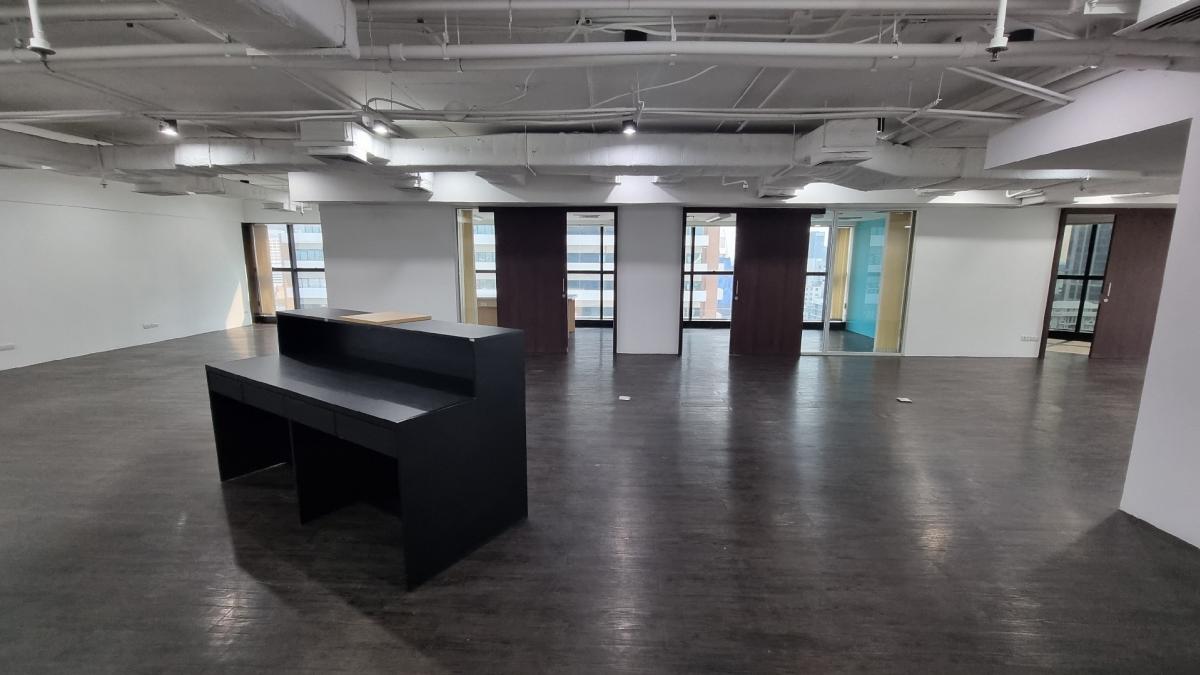 For RentOfficeSukhumvit, Asoke, Thonglor : Office for rent near BTS Ekkamai, Floor 14TH 220SQM. No bathroom in the ceiling 3M