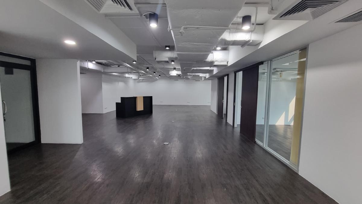 For RentOfficeSukhumvit, Asoke, Thonglor : Office for rent near BTS Ekkamai, Floor 14TH 220SQM. No bathroom in the ceiling 3M