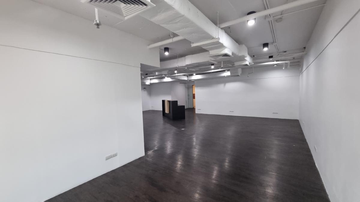 For RentOfficeSukhumvit, Asoke, Thonglor : Office for rent near BTS Ekkamai, Floor 14TH 220SQM. No bathroom in the ceiling 3M