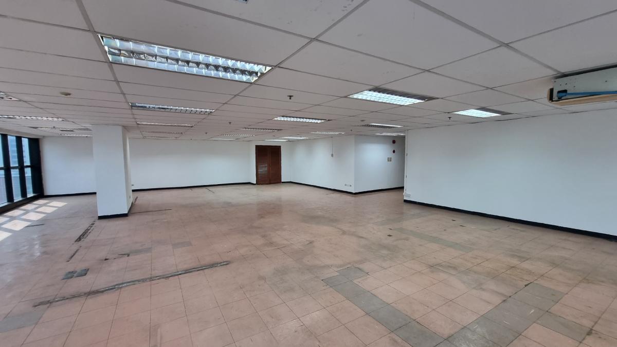 For RentOfficeSukhumvit, Asoke, Thonglor : Office for rent near BTS Ekkamai, Floor 11th 150SQM, central bathroom  Empty area