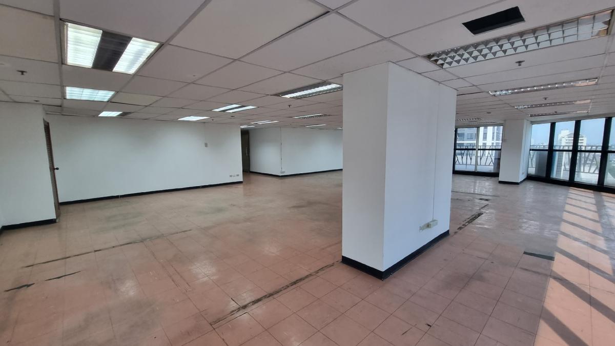 For RentOfficeSukhumvit, Asoke, Thonglor : Office for rent near BTS Ekkamai, Floor 11th 150SQM, central bathroom  Empty area