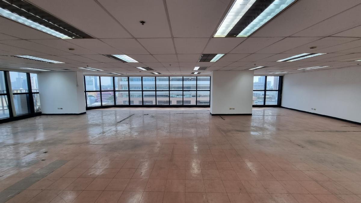 For RentOfficeSukhumvit, Asoke, Thonglor : Office for rent near BTS Ekkamai, Floor 11th 150SQM, central bathroom  Empty area