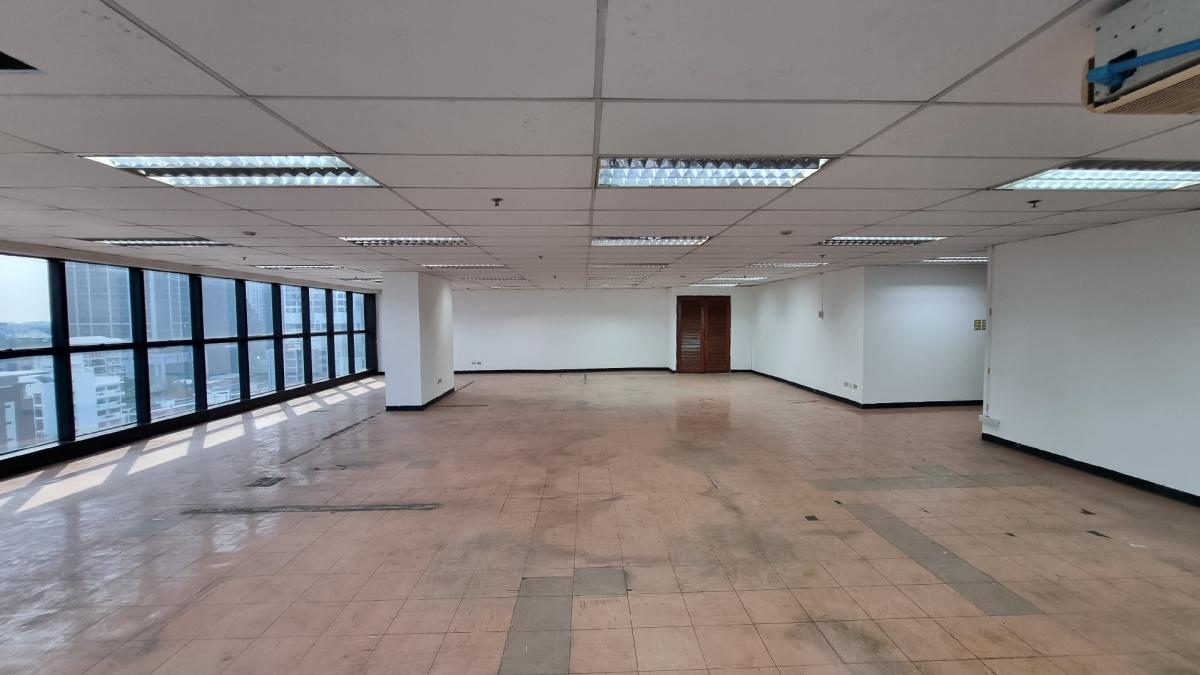 For RentOfficeSukhumvit, Asoke, Thonglor : Office for rent near BTS Ekkamai, Floor 11th 150SQM, central bathroom  Empty area