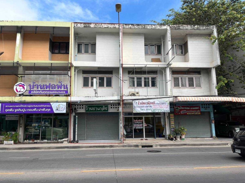 For SaleShop HouseLadkrabang, Suwannaphum Airport : commercial building for sale, Romklao Road 216 sq.m., near Romklao Housing Authority
